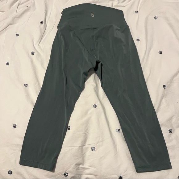 ✨SOLD✨Buff Bunny Cropped Leggings Size Large - Picture 3 of 6